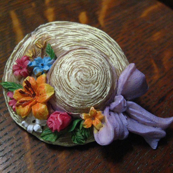 👒 Straw Floral Hat Vintage 1990's Lapel Pin - Picture 1 of 7